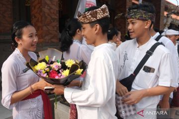 Khidmatnya perayaan hari guru nasional di Bali