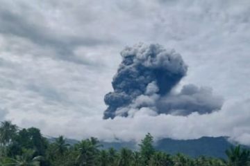 Gunung Dukono erupsi Selasa pagi, lontarkan abu setinggi 4.600 meter