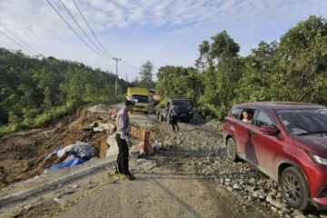 Jalan lintas Riau-Sumbar di Kampar amblas akibat curah hujan tinggi