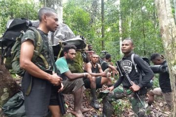 Prajurit Kodim 1811/TW jalan kaki tiga hari kawal logistik Kampung Oya