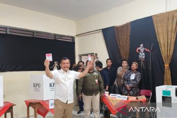 Ahmad Luthfi mencoblos di TPS 01 Kelurahan Sumber Solo