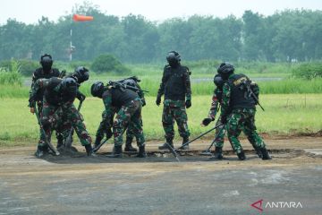 TNI AU simulasi perbaikan lintasan lanud yang rusak karena pertempuran