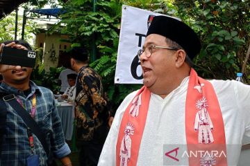 Usai nyoblos, Rano pantau suasana pencoblosan di TPS dekat rumahnya