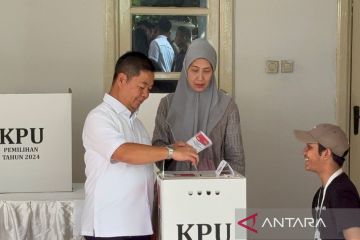 Teguh Setyabudi dan istri gunakan hak suara di TPS Cempaka Putih