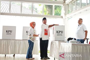 Rano Karno dan keluarga tiba di TPS 065 Lebak Bulus gunakan hak suara