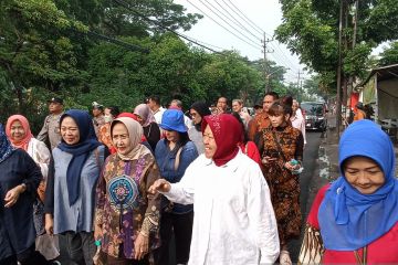 Risma jalan kaki ke TPS dikawal emak-emak