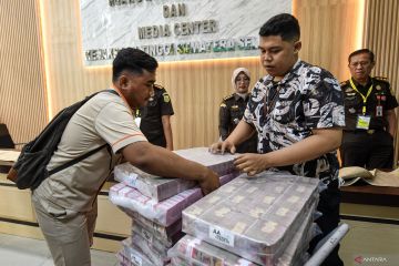 Penyerahan barang bukti tahap II uang senilai Rp22,5 miliar di pidana korupsi pembangunan prasarana LRT Sumatera Selatan