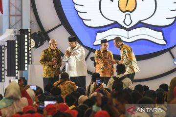 Prabowo berikan "Anugerah Guru Hebat Indonesia 2024" kepada dua guru