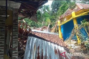 Pemkab Cianjur relokasi dua kampung karena pergerakan tanah