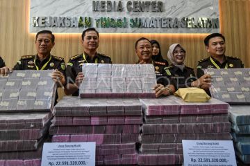 Penyerahan barang bukti kasus korupsi LRT di Palembang senilai Rp22,5 miliar