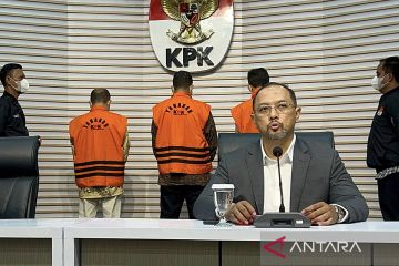 KPK tahan tiga tersangka korupsi proyek pekerjaan jalur kereta