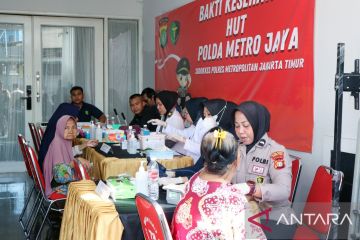 Polisi berikan layanan kesehatan kepada korban banjir di Jaktim