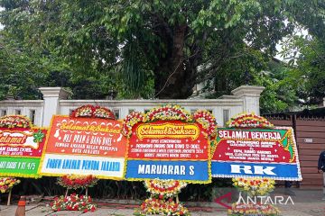 Karangan bunga penuhi rumah pemenangan Pramono-Rano