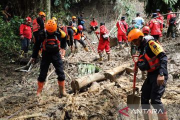 Brimob Polda Sumut gunakan drone petakan longsor di Desa Sembahe