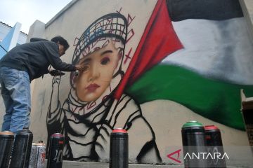 Memperingati Hari Solidaritas Internasional dengan membuat mural untuk Palestina