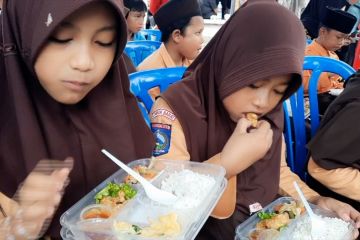 NTB peringati Hari Ikan Nasional dengan beri makan bergizi ikan gratis