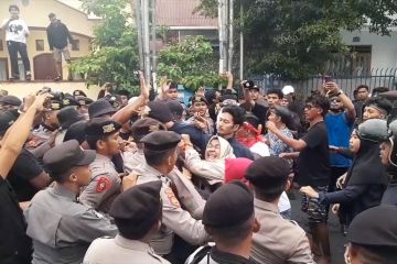 Polisi bubarkan unjuk rasa pendukung calon Gubernur Malut