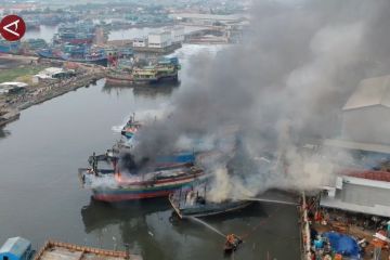 Belasan kapal nelayan di Pekalongan dilalap si jago merah