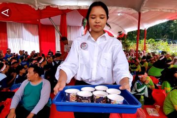 Pemkot Semarang bagikan susu ikan bagi pelajar di peringatan Harkannas