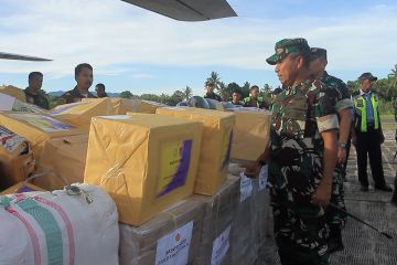 Bantuan dari Panglima TNI langsung disalurkan ke pengungsi Lewotobi