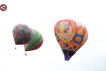 Festival meriah saat balon-balon udara hiasi langit Pekalongan