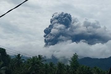 Gunung Dukono kembali erupsi dengan lontaran abu setinggi 4600 meter