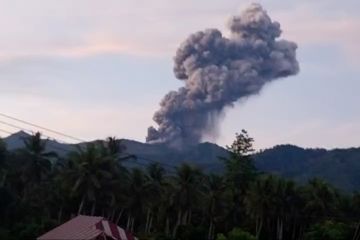 Gunung Dukono kembali erupsi, luncurkan abu setinggi 1.000 meter