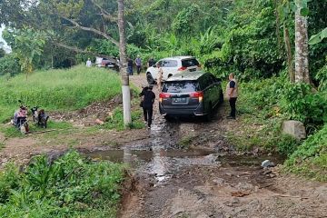 Jalan rusak hentikan mobil Mendes PDT, Menteri PU segera turun tangan