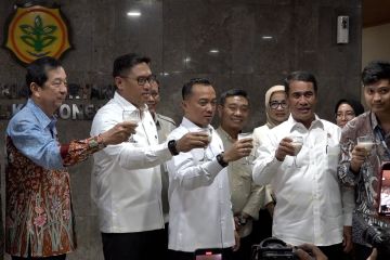 Mentan: Industri wajib serap susu dari peternak sapi lokal