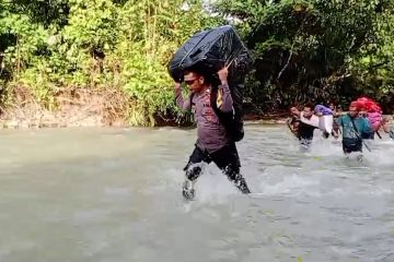 Petugas berhasil distribusi logistik Pilkada di pegunungan Pulau Seram