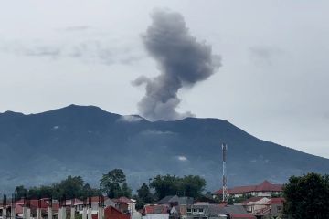 PVMBG naikan status Gunung Marapi menjadi level tiga siaga