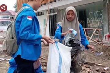 Mahasiswa Kota Palu semarakkan hari pahlawan dengan aksi pungut sampah