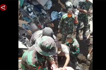 Posmat TNI AL Larantuka bantu evakuasi korban letusan Gunung Lewotobi