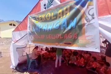 Siswa pengungsi erupsi Lewotobi belajar di sekolah darurat