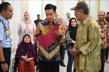 Gibran serahkan bantuan untuk warga, tindak lanjut Lapor Mas Wapres