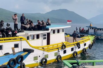 Transportasi kapal motor kayu penyeberangan antarpulau