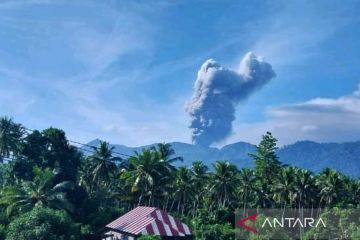 Gunung Dukono pada Minggu pagi kembali erupsi