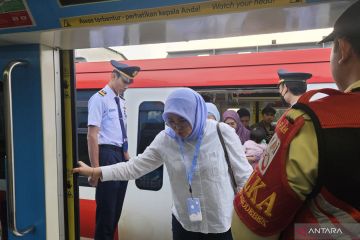 KAI evakuasi penumpang LRT Jabodebek arah Harjamukti yang mogok