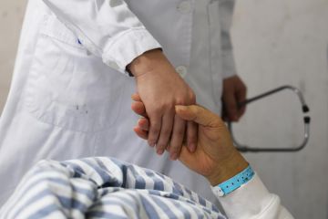 Kisah dokter berdedikasi rawat pasien HIV/AIDS di Nanning, China