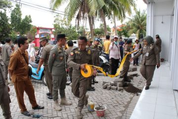 Satpol PP Lombok Tengah tutup paksa ritel modern tak miliki izin