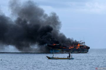 Api hanguskan dua kapal nelayan di Selat Bali