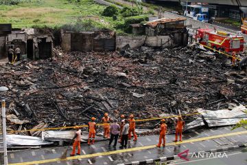 Satu warga tewas dan sejumlah lapak hangus akibat kebakaran Simpang Matraman