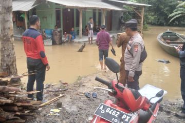 Hujan deras sejak kemarin, 235 rumah di Lebak terendam banjir-longsor