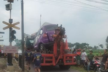 Sejumlah kereta api terlambat imbas kecelakaan KA dan mobil di Kediri