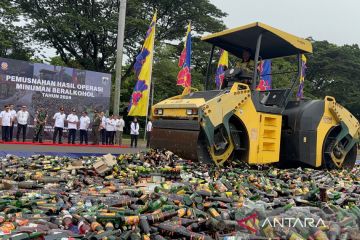 Satpol PP DKI Jakarta musnahkan 9.712 botol miras ilegal di Monas