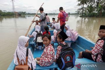 Akses jalan terputus akibat banjir luapan sungai di Cilacap