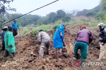 Satu keluarga di Simpenan tertimbun longsor, dua korban ditemukan