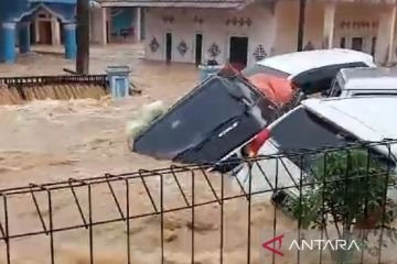 Sejumlah minibus hilang terseret banjir bandang di Sukabumi