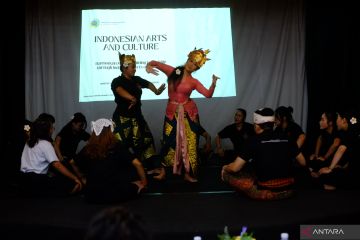 Membangun citra Indonesia via alumni penerima beasiswa budaya