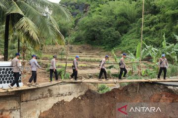 Polri bangun jembatan darurat penghubung dua desa di Jawa Barat